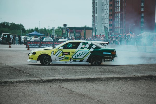 Comment installer un système de navigation en temps réel sur une voiture de sport pour des trajets plus courts?