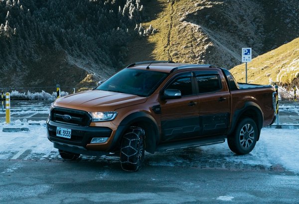 Comment adapter une voiture pour une conduite sur neige et verglas avec des chaînes à neige ?